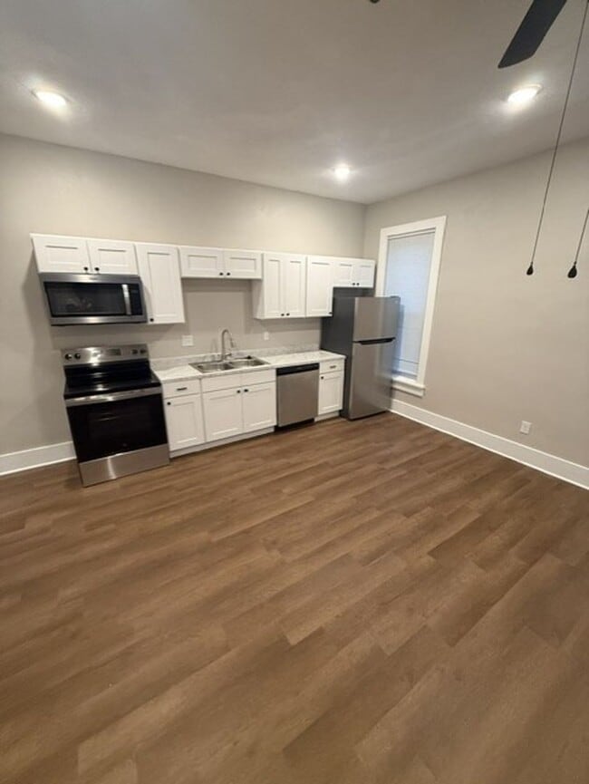 Building Photo - 622 7th St