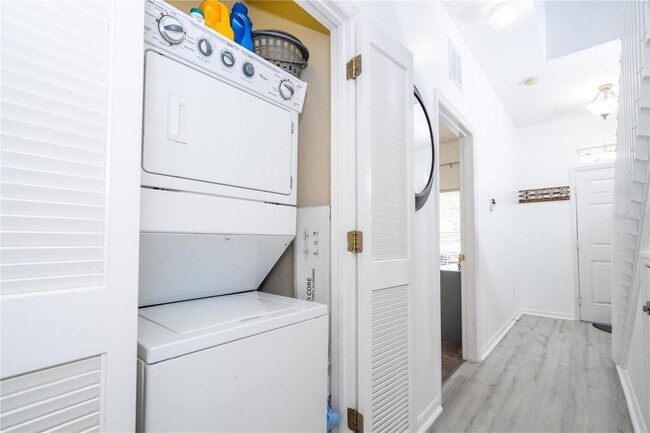 Building Photo - 2433 Caravelle Cir