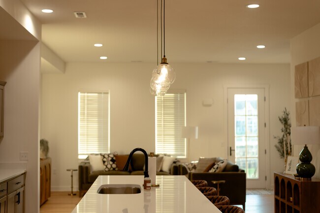 Building Photo - 1204 SW Franklin Dr