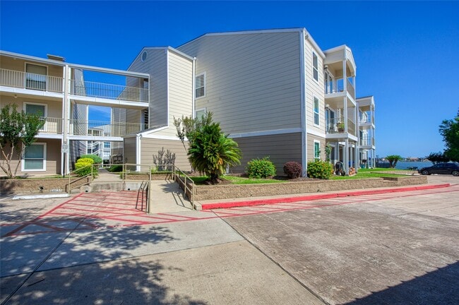 Building Photo - 307 Yacht Club Ln