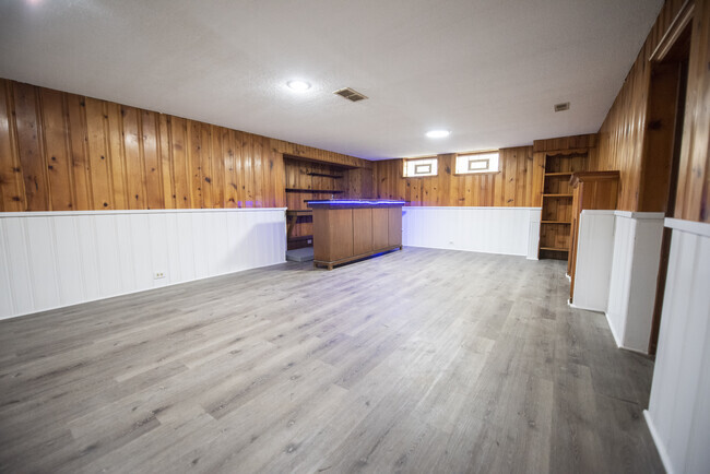Building Photo - 5976 Hodgman Dr