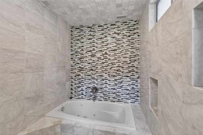 Building Photo - 423 E 10th Ave