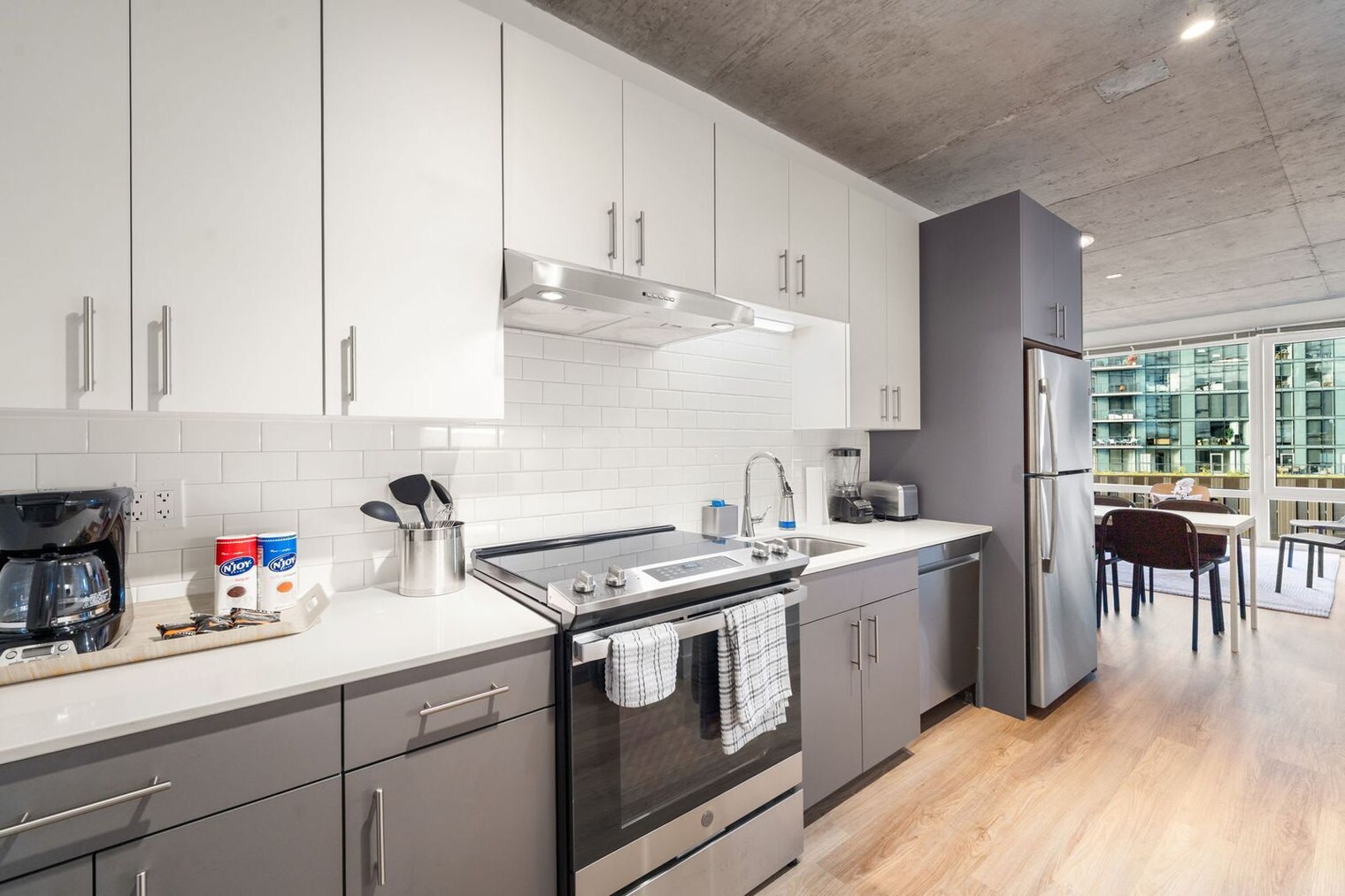 Building Photo - 853 W Blackhawk St