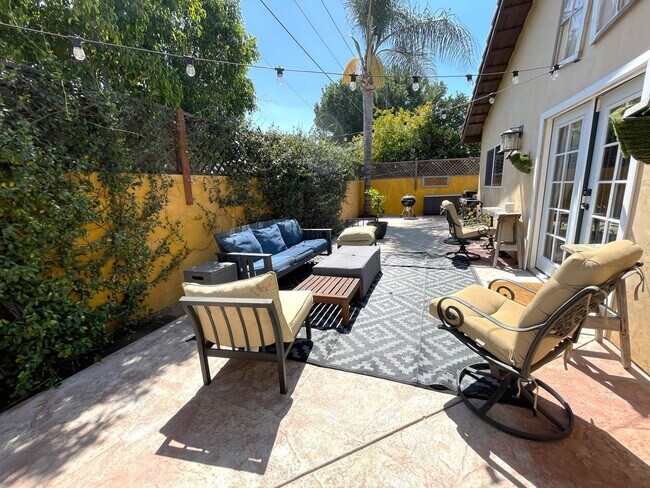 Building Photo - Custom 3-Bed, 2.5 -Bath Retreat with Luxury Features in Reseda
