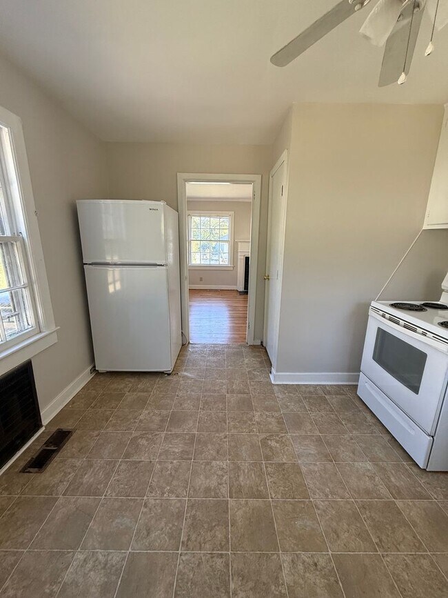 Building Photo - Charming 2 Bedroom Rental with Fresh Updates