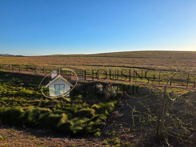 Building Photo - Executive Single Story Rental in HIGHLY DESIRABLE Heritage 55+ Community!