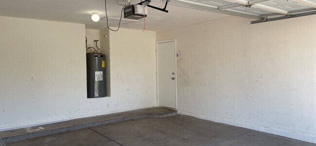 Building Photo - Beautiful 3 bed, 2 bath home in convenient El Mirage neighborhood!