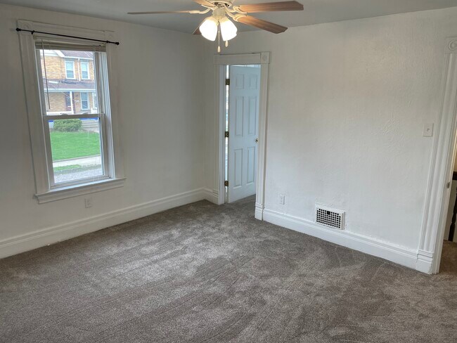 Building Photo - 843