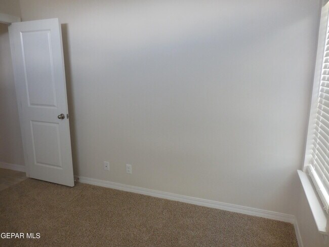Building Photo - 561 Oakmont