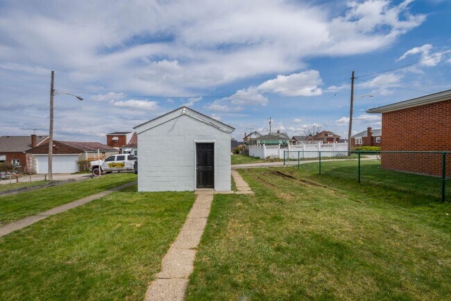 Building Photo - 826 Miller Ave