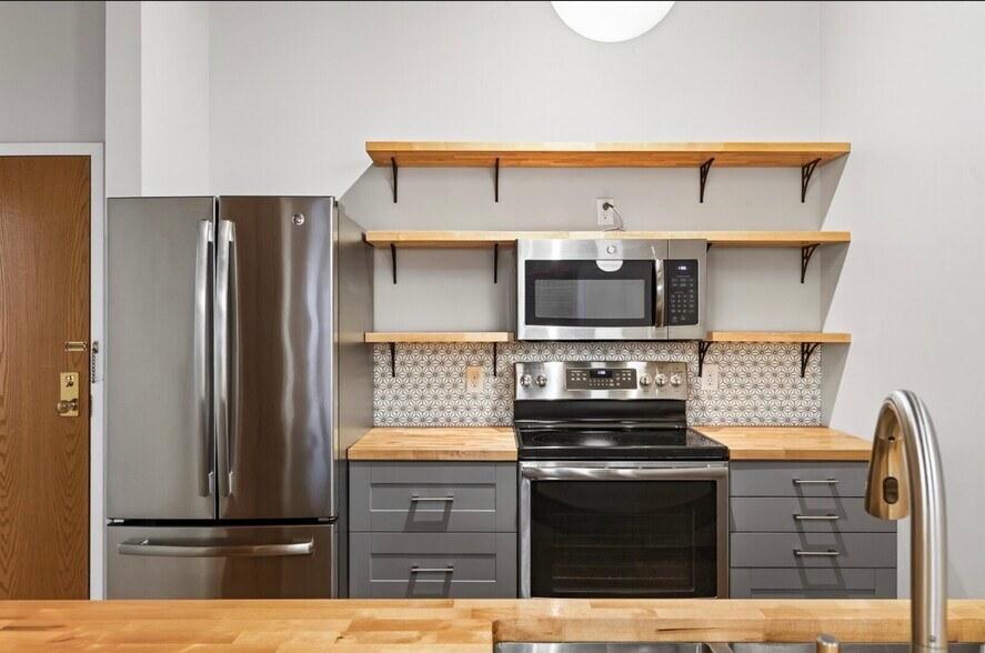 Building Photo - 400 N 1st St