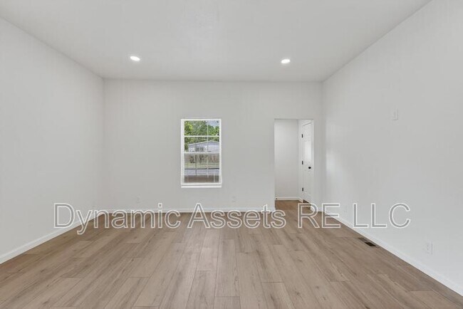 Building Photo - 542 E 23rd St