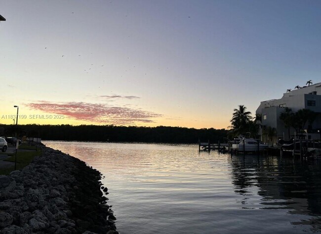 Building Photo - 400 Kings Point Dr