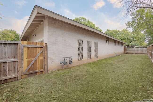 Building Photo - 103 Oakhurst Pl