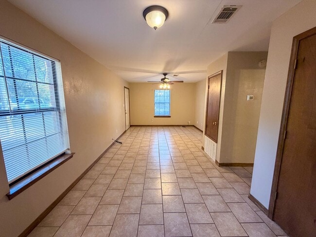 Building Photo - Well maintained 2 bedroom 1 bath duplex ~ lawn care, pest control & trash included!