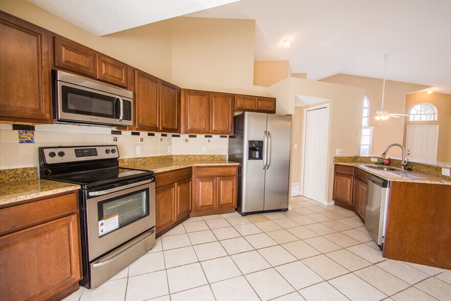 Building Photo - 3 Bed 2 Bath Home with Stainless Steel Appliances Near Poinciana Pkwy!