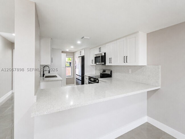 Building Photo - 14124 Kendale Lakes Cir