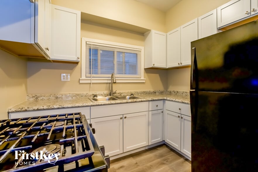 Building Photo - 709 Porter St