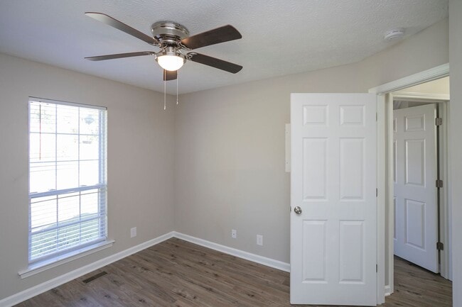 Building Photo - 112 Heritage Dr