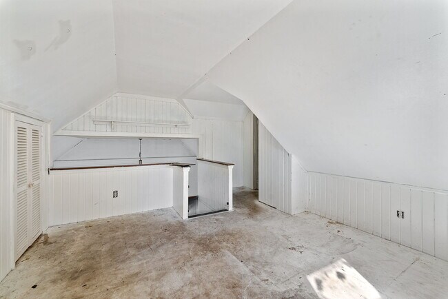 Building Photo - 210 S Sycamore St