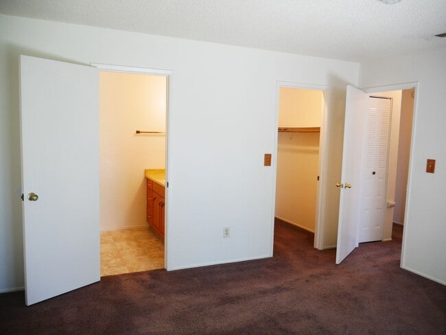 Building Photo - Cozy 2 Bed 2 Bath 950sq. ft. Duplex in Elk Grove