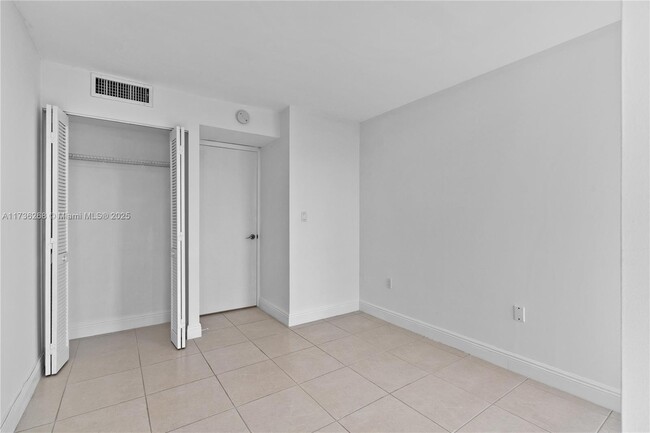 Building Photo - 1450 Brickell Bay Dr