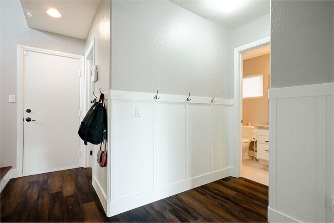 Building Photo - "Spacious 4-Bed Oasis with Outdoor Kitchen & Hardwood Elegance in North Las Vegas!"