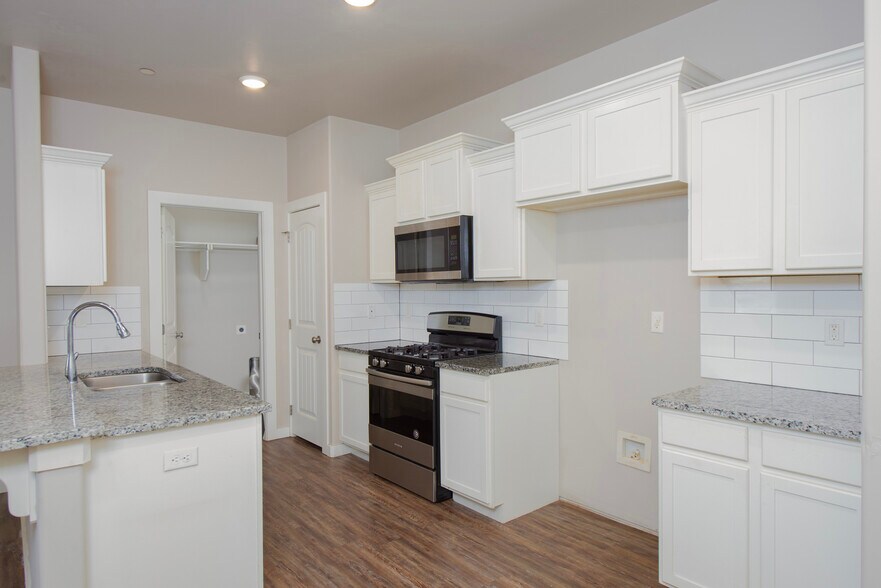 Building Photo - 5219 Oakwood Villas Ct