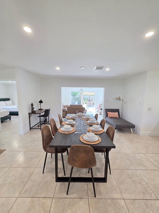 Building Photo - 806 NE 4th St