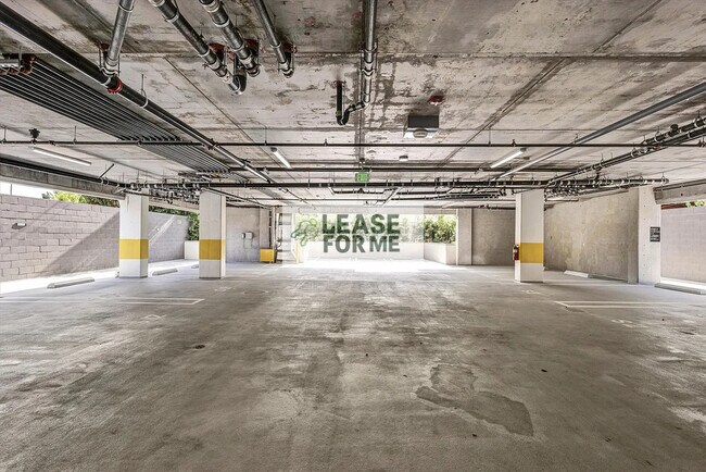 Building Photo - 1538 S Wilton Pl