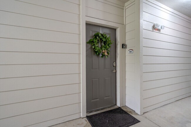 Building Photo - 600 13th St E