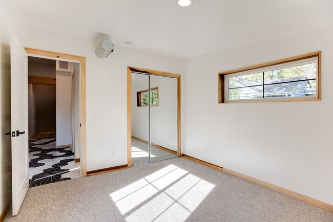 Building Photo - Gorgeous 2 bed, 2 bath 1 garage home in Li...