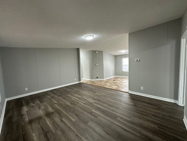 Building Photo - Country Living 3 Bedroom, 2 Bath Home in S...