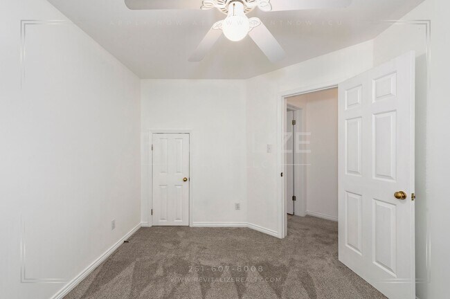 Building Photo - Charming 3-Level Home with Water Access in Daphne, AL