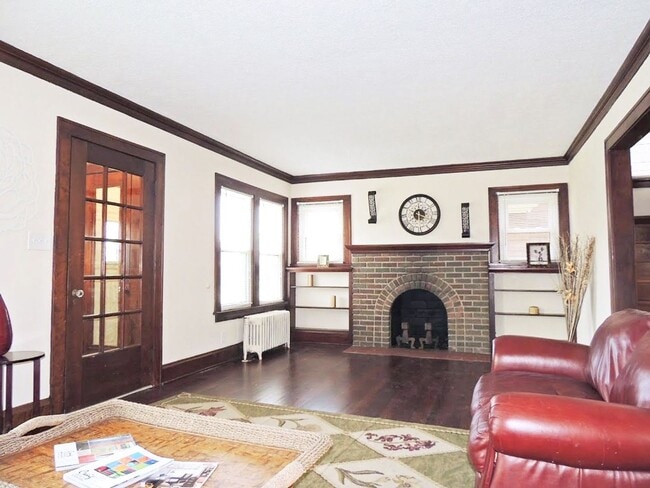 Building Photo - 4 Bed - 1.5 Bath Colonial for Rent in Euclid!