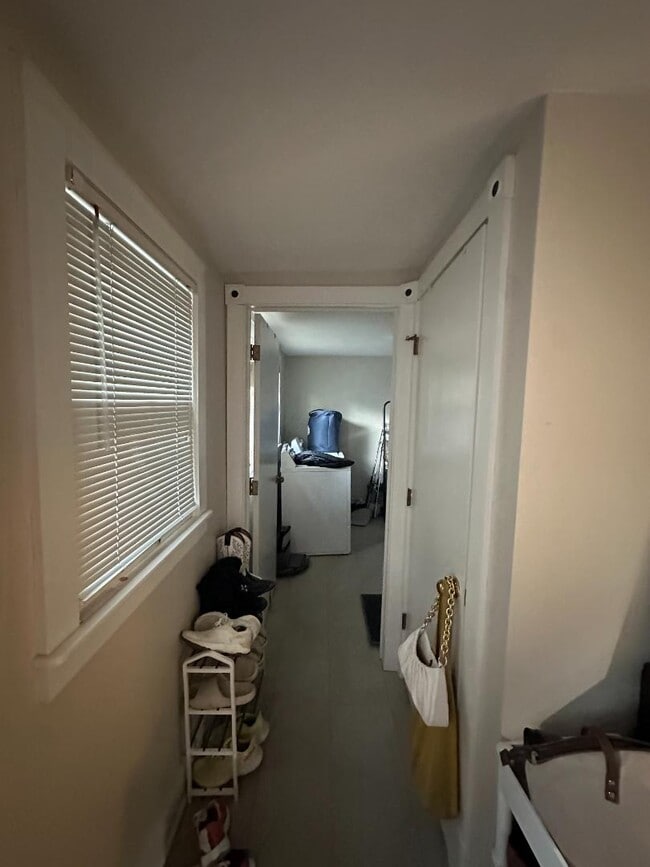 Building Photo - 813 Maine St