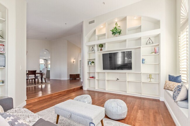 Building Photo - Come Settle In — This Scottsdale Gem Is Re...