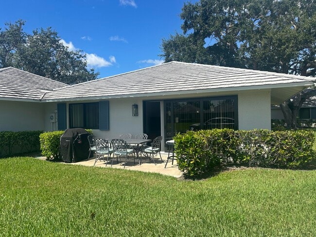 Building Photo - 305 Club Dr