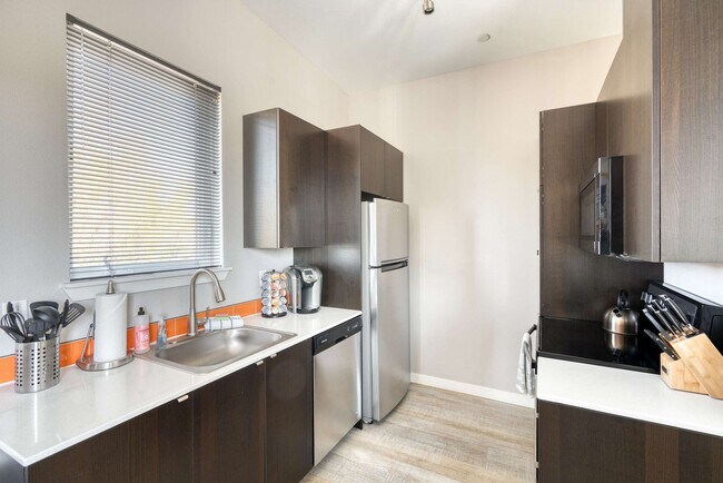 Building Photo - 1428 SE 19th Ave