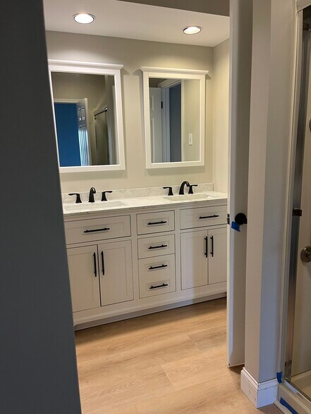 1st floor master bath - 7 Nantucket Ct