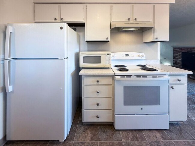 Building Photo - 25 Wedgewood Dr