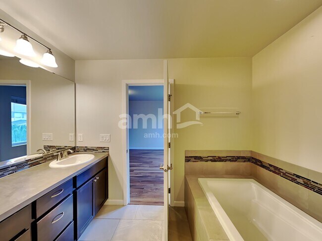 Building Photo - 2655 Moore St