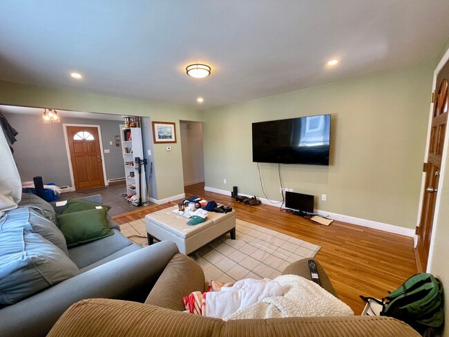 Building Photo - 1 Bedroom Condo for Rent $2,400