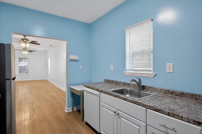 Building Photo - Cozy bungalow close to everything