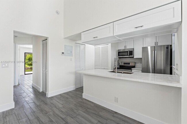 Building Photo - 2025 SW 82nd Ave