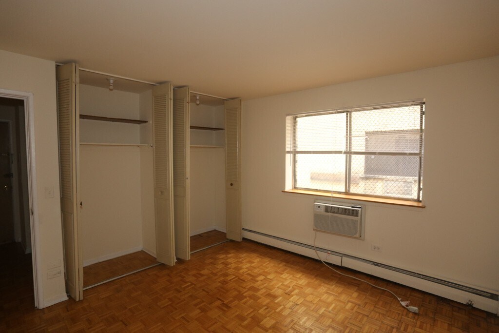 Building Photo - 513 W Briar Pl