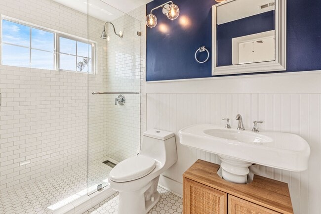 Building Photo - Spacious 3 Bed / 3 Bath Ocean Beach Townhome with Private Patio & Garage - Available NOW
