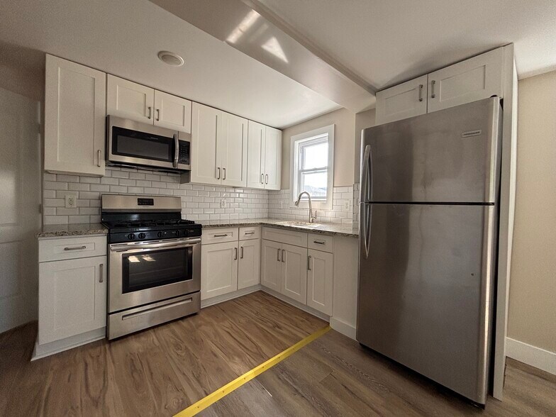 Kitchen - 355 River Dr