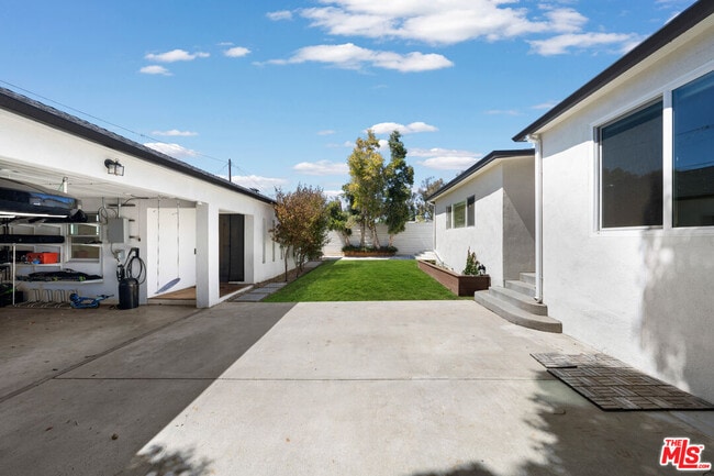 Building Photo - 2559 Colby Ave