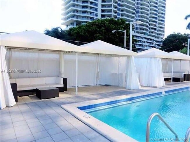 Building Photo - 600 NE 36th St